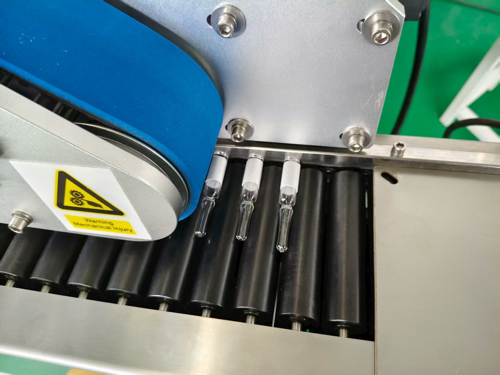 Ultimi blog aziendali su Come le etichettatrici verticali a adesivo perfezionano il controllo qualità dell'imballaggio delle tinture di CBD