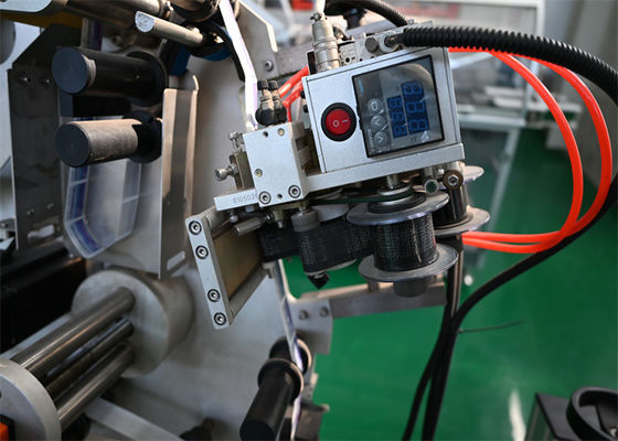 Un buon prezzo. Controllo PLC della macchina automatica per l'etichettatura delle bottiglie con stampa del codice, applicare l'adesivo in linea