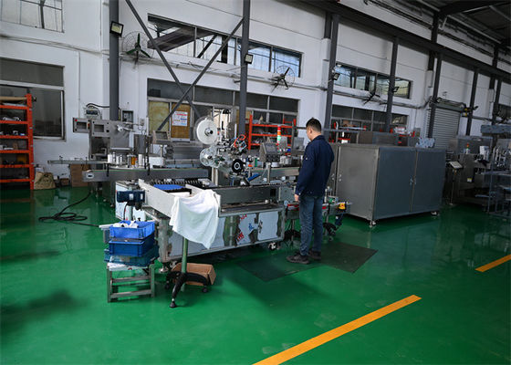 Un buon prezzo. Macchine di etichettatura automatiche per bottiglie rotonde con motore Siemens, PLC, touch screen in linea