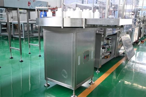 Un buon prezzo. Avvicinamento automatico delle bottiglie per bottiglie cosmetiche da 20 a 1000 ml, per il lavaggio delle bottiglie, l'avvicinamento, l'integrazione della linea di riempimento in linea