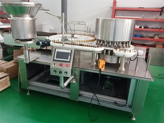 Un buon prezzo. Macchina automatizzata di riempimento e di copertura certificata GMP per la soluzione nutriente, con 24 ugelli di riempimento 12000BPH in linea